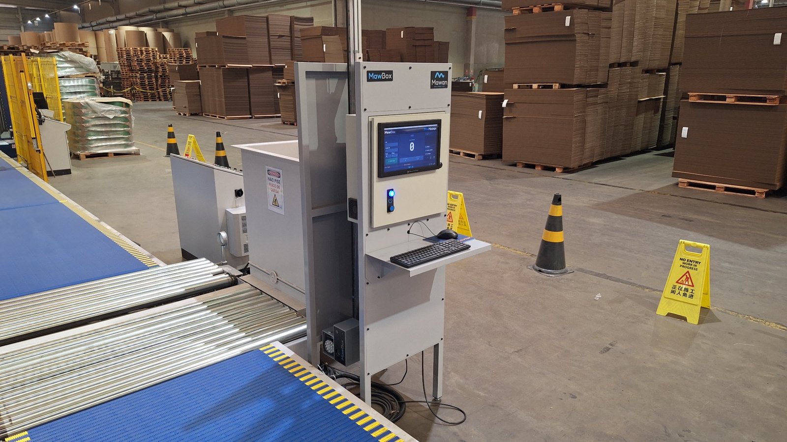 MawBox instalado em fábrica de papelão ondulado — vista lateral do equipamento